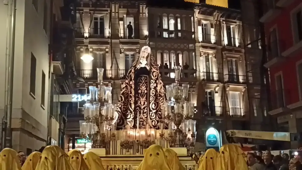 La Virgen de la Dolorosa, durante su traslado, en la plaza del Ayuntamiento de Pamplona