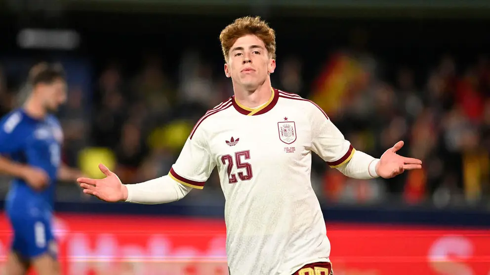 El delantero de la selecci&oacute;n espa&ntilde;ola V&iacute;ctor Mu&ntilde;oz celebra su gol, tercero de Espa&ntilde;a, durante el encuentro amistoso que los combinados nacionales de Espa&ntilde;a y Serbia disputan este viernes en el estadio de La Cer&aacute;mica, en Villarreal. EFE/Andreu Esteban