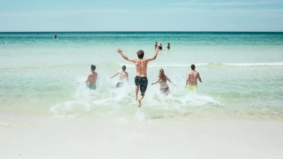 Un grupo de amigos disfrutando de unas vacaciones en la playa. PIXABAI