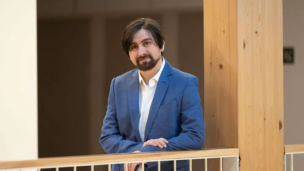 Augusto Vargas Gonz&aacute;lez, en el edificio de la Facultad de Ciencias de la Salud de la UPNA. UNIVERSIDAD P&Uacute;BLICA DE NAVARRA