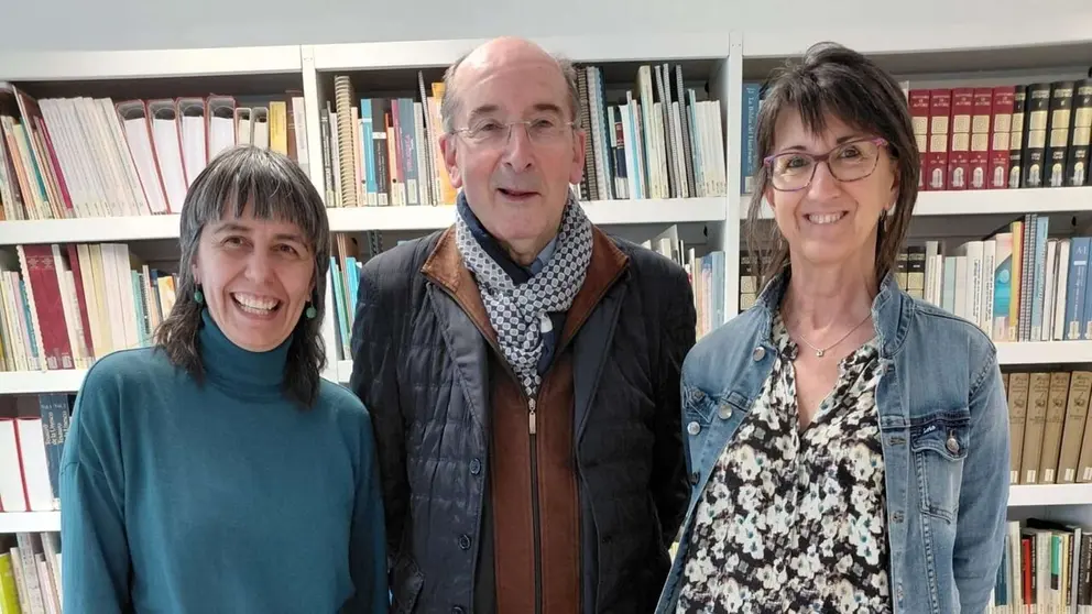 De izquierda a derecha: la jefa de la Secci&oacute;n de la Biblioteca de Navarra, Mar&iacute;a Luisa Garces; el expresidente y profesor universitario Juan-Cruz Alli; y la directora del Servicio de Bibliotecas, Clara Flamarique. GOBIERNO DE NAVARRA