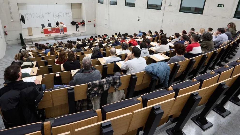 EuropaPress_7402645_aspirantes_antes_realizar_examen_aulario_upna (1)
