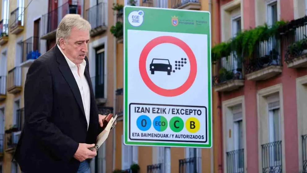 Fotomontaje con una imagen de Joseba Asiron sobre un cartel de la Zona de Bajas Emisiones. NAVARRA.COM