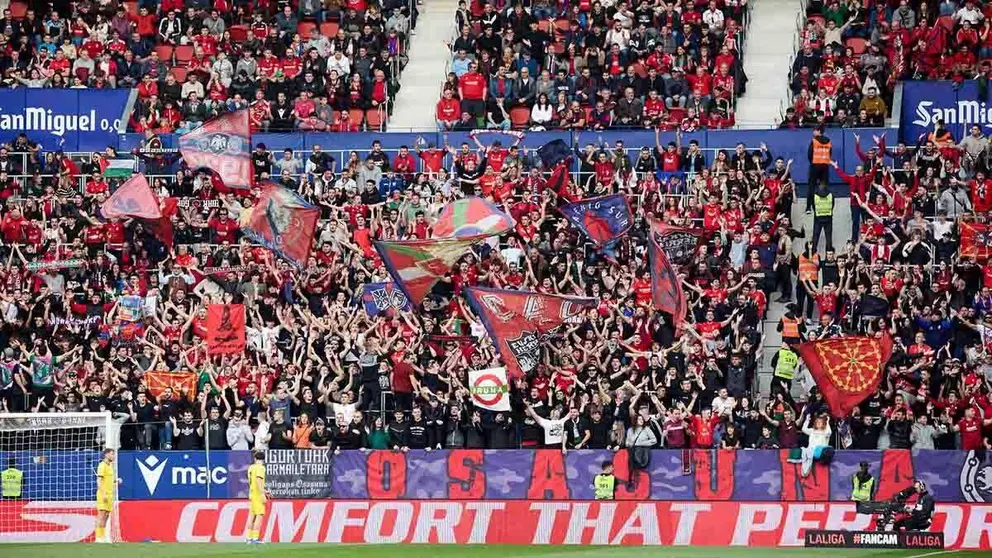 La grada del estadio de El Sadar durante el partido de La Liga EA Sports entre CA Osasuna y Girona FC disputado en Pamplona. I&Ntilde;IGO ALZUGARAY