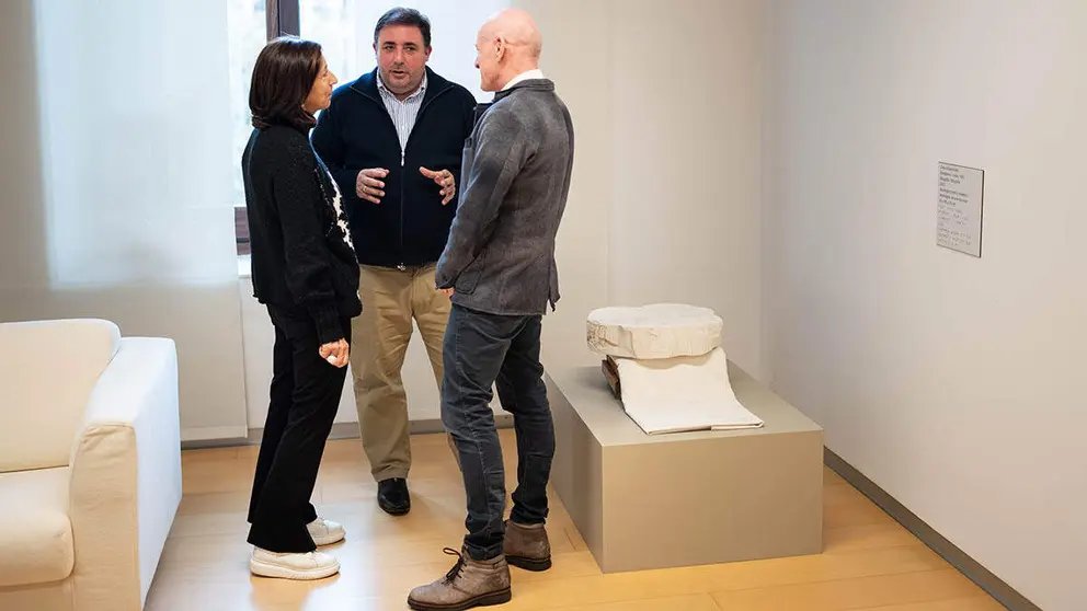 El Parlamento de Navarra incorpora una escultura de Celia Eslava a la colecci&oacute;n de obras de arte de la C&aacute;mara.