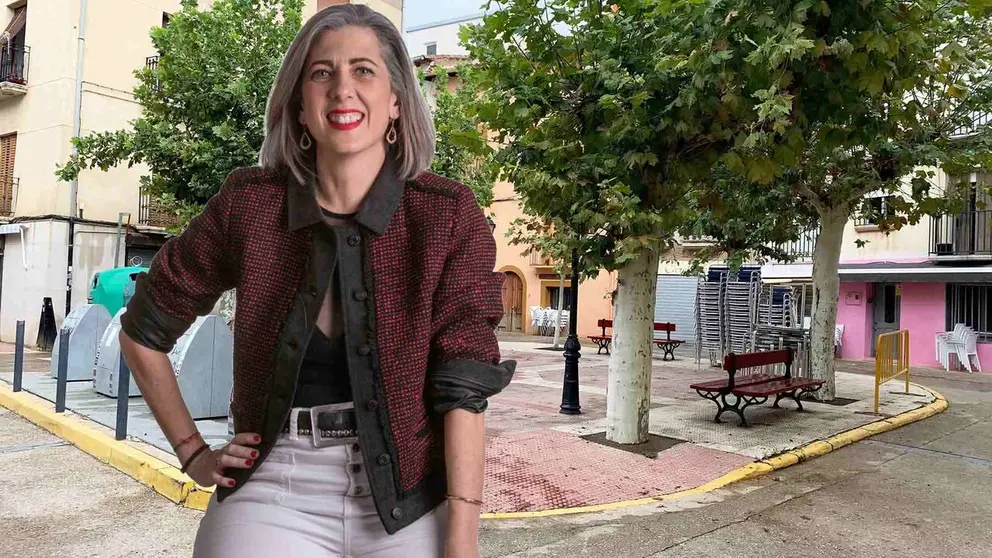 Fotomontaje con una imagen de la alcaldesa de Lodosa, Laura Rem&iacute;rez Noguera, sobre una vista  de la plaza Chapalangarra de esta misma localidad. NAVARRA.COM