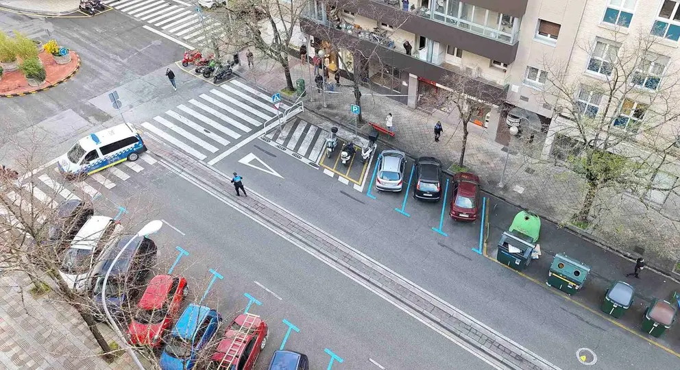 Agentes de la Polic&iacute;a Municipal de Pamplona cortan la calle Monasterio de Urdax. NAVARRA.COM