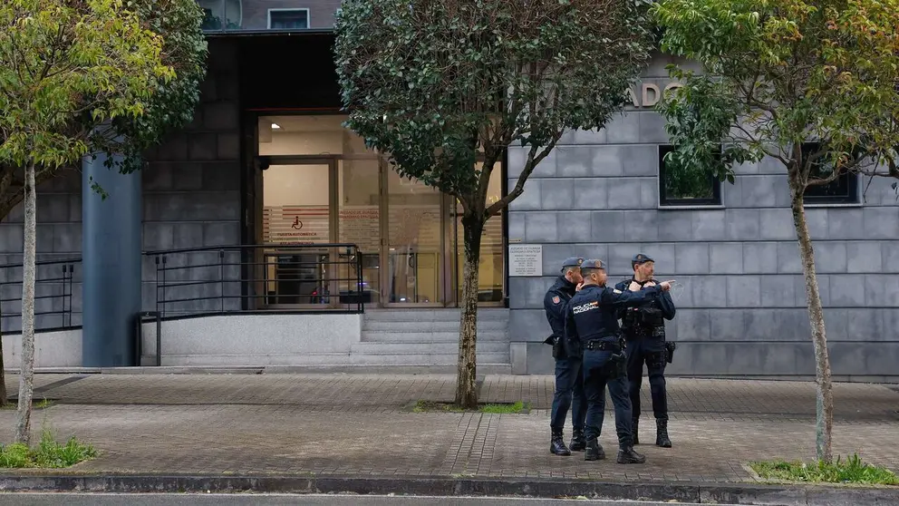 Agentes de la Polic&iacute;a Nacional en el entorno del Palacio de Justicia de Navarra. EFE/Villar L&oacute;pez