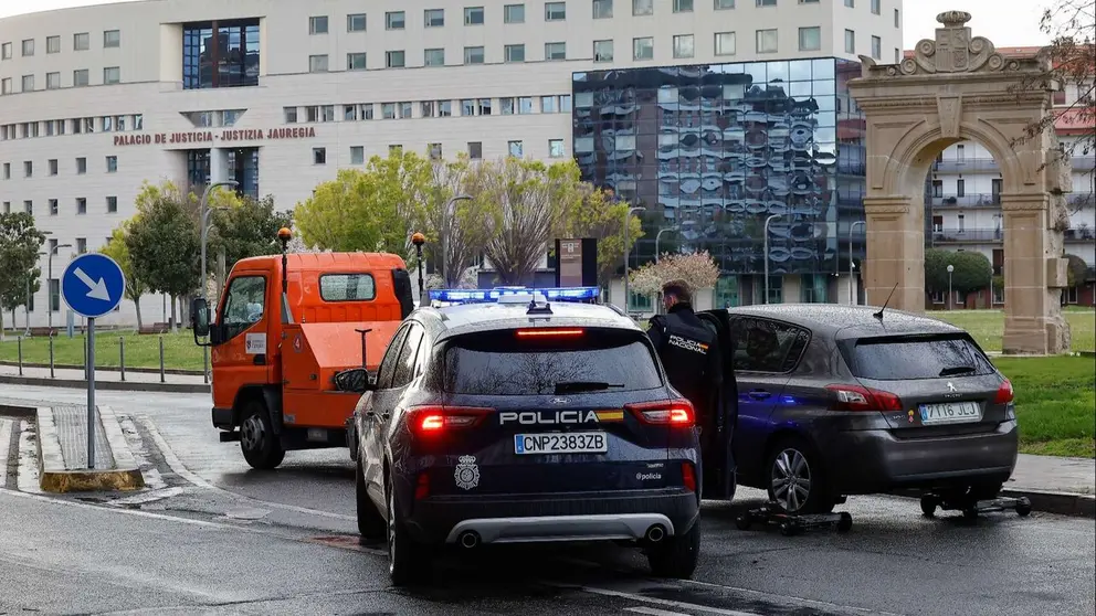 Agentes de la Polic&iacute;a Nacional en el entorno del Palacio de Justicia de Navarra. EFE / VILLAR L&Oacute;PEZ