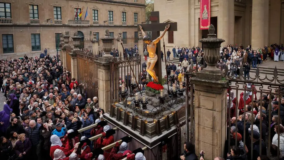 El paso del Cristo alzado, saliendo de la Catedral de Pamplona, en la procesi&oacute;n del Santo Entierro. EFE