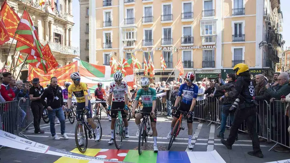 Imagen, difundida por Ayuntamiento de Pamplona, de la Vuelta al Pa&iacute;s Vasco en la Plaza Consistorial de la capital navarra. AYUNTAMIENTO DE PAMPLONA