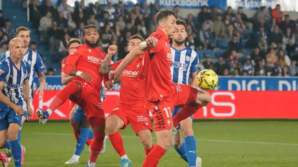 El delantero del Osasuna Ante Budimir (c) disputa un bal&oacute;n con el defensa del Alav&eacute;s V&iacute;ctor Parada (d) durante el encuentro correspondiente a la jornada 30 de la Liga EA Sports que disputan este domingo Alav&eacute;s y Osasuna en el estadio de Mendizorroza, en Vitoria. EFE / L. Rico.