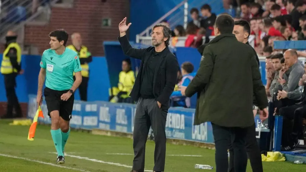 El t&eacute;cnico del Alav&eacute;s, Quique S&aacute;nchez Flores, durante el encuentro correspondiente a la jornada 30 de la Liga EA Sports que disputan este domingo Alav&eacute;s y Osasuna en el estadio de Mendizorroza, en Vitoria. EFE / L. Rico.