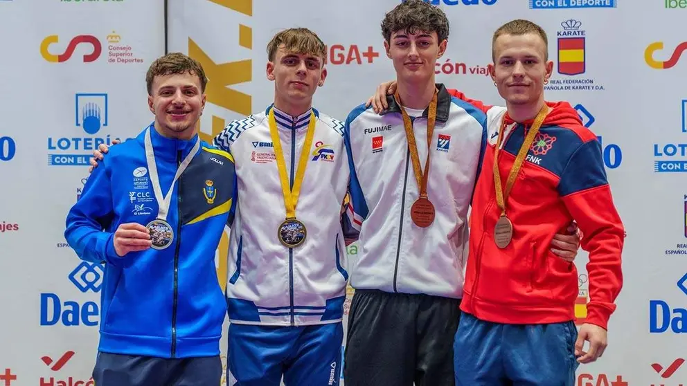 Urko Primicia, a la derecha, ha ganado el bronce para Navarra en el Campeonato de Espa&ntilde;a absoluto de karate disputado en Pontevedra.