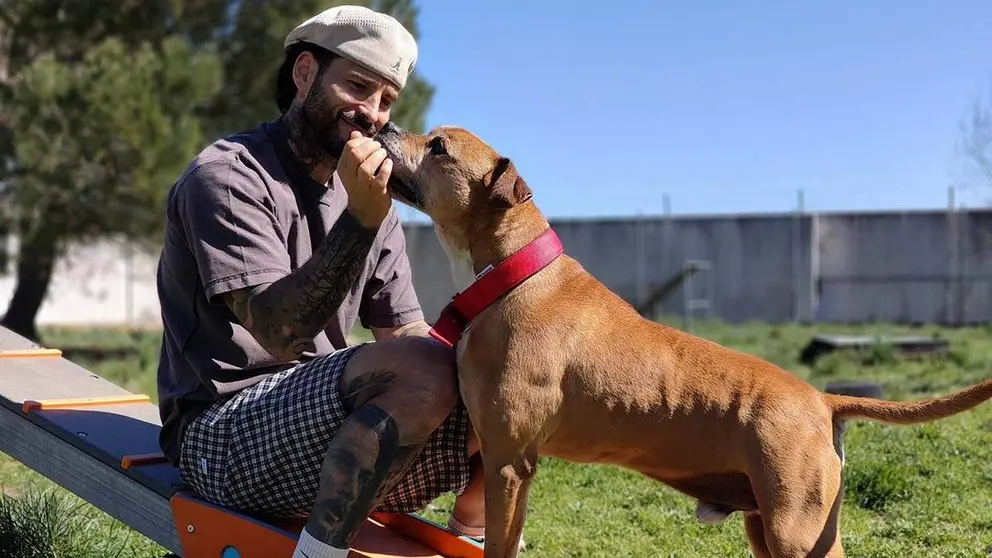 Rub&eacute;n Garc&iacute;a con el perro Muffin. TXIKAS DE ETXAURI