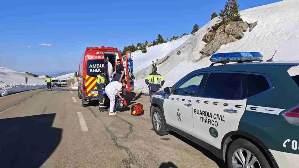 Una ambulancia y una patrulla de la Guardia Civil auxilian al herido. GUARDIA CIVIL