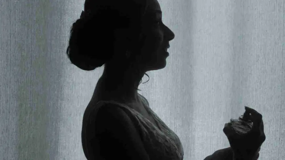 Una mujer perfum&aacute;ndose.