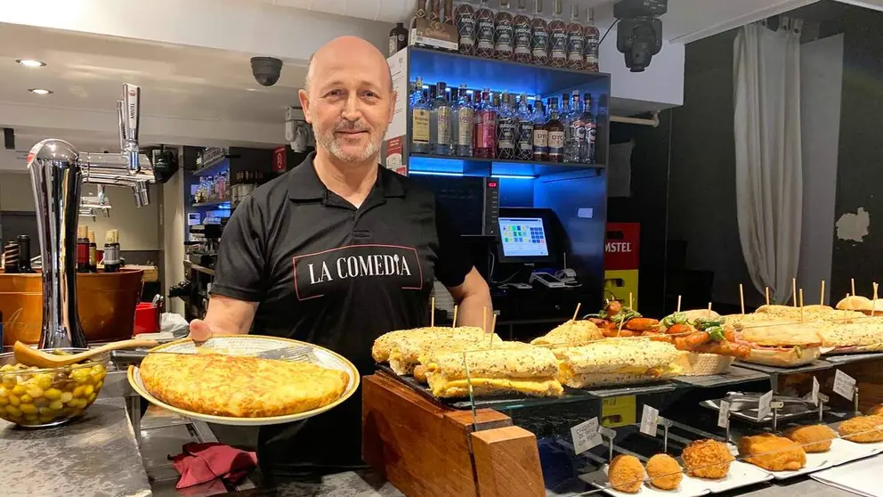 Eduardo Guerendi&aacute;in en la jugosa barra del bar La Comedia en Pamplona. navarra.com