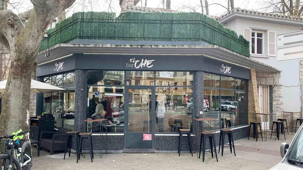 El bar El Ch&eacute; est&aacute; en el Paseo de la Inmaculada 1 en Estella.
