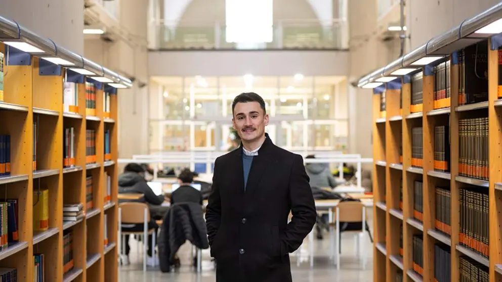 Gonzalo Jim&eacute;nez Mart&iacute;n, nuevo doctor por la UPNA, fotografiada en la Biblioteca del campus de Arrosadia. UNIVERSIDAD P&Uacute;BLICA DE NAVARRA