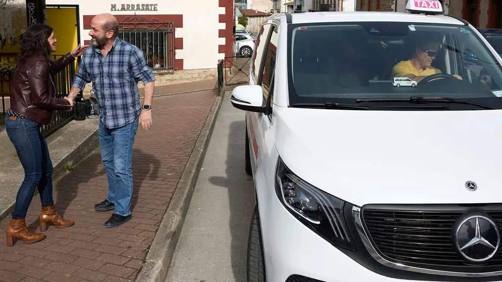 La directora general Berta Miranda saluda al alcalde del Valle, Santos Etxegia.