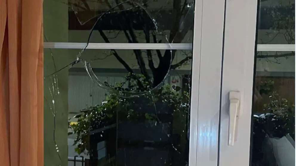 Ventana fracturada de la vivienda. POLIC&Iacute;A NACIONAL