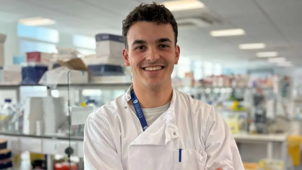 Mikel Mateo Garralda en el laboratorio del Institute of Systems, Molecular and Integrative Biology de la Universidad de Liverpool. UNIVERSIDAD DE NAVARRA