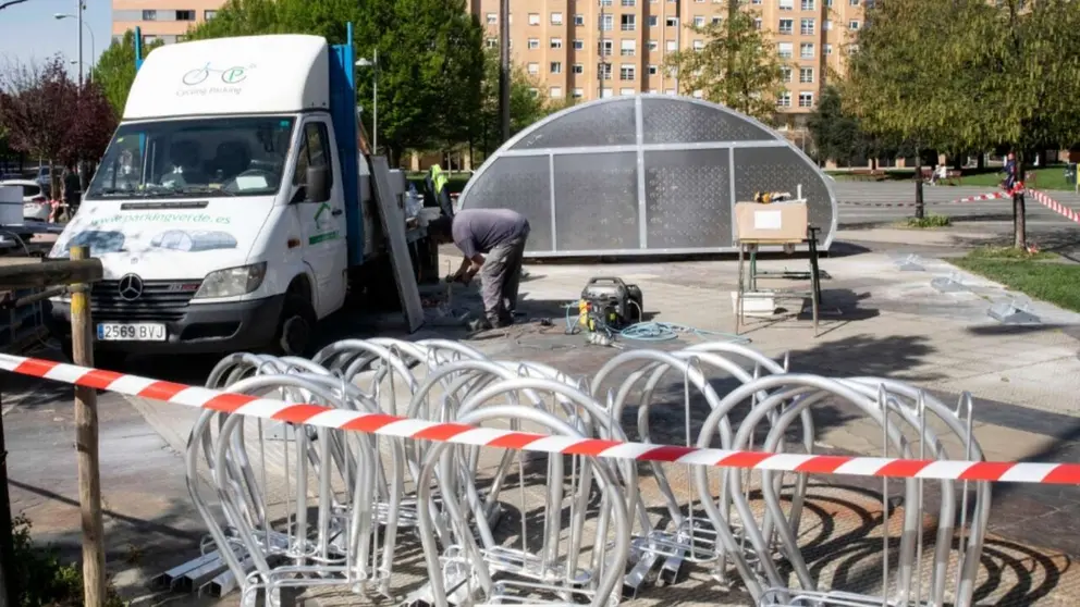 Instalaci&oacute;n de uno de los nuevos aparcamientos cubiertos para bicicletas. AYUNTAMIENTO DE PAMPLONA