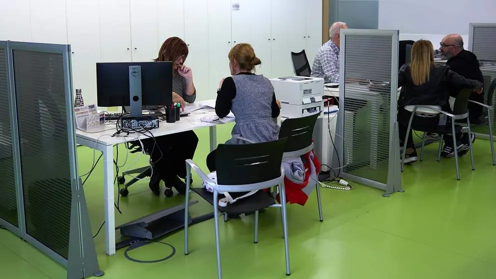 Oficina de Hacienda durante una la Campa&ntilde;a de la Declaraci&oacute;n de la Renta en Navarra. I&Ntilde;IGO ALZUGARAY