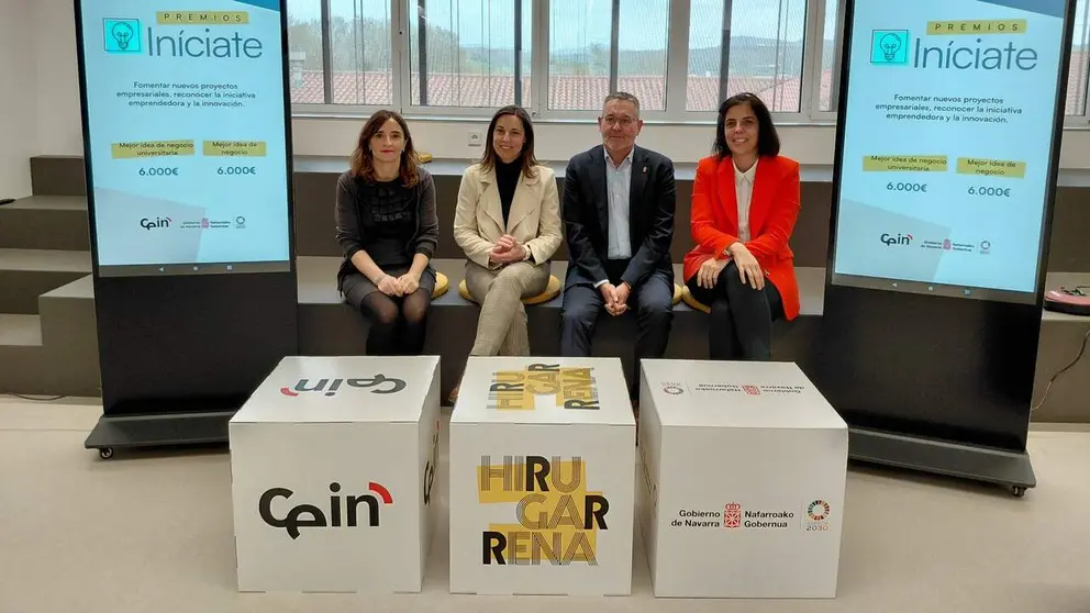 De izqda. a dcha.: la responsable de programas en las universidades de CEIN, Lucia Nieto; la directora general de Ciencia, Tecnolog&iacute;a e Innovaci&oacute;n, Agurtzane Mart&iacute;nez; el consejero de Universidad, Innovaci&oacute;n y Transformaci&oacute;n Digital, Juan Luis Garc&iacute;a; la directora de CEIN, Uxue Itoiz, en la presentaci&oacute;n de la nueva edici&oacute;n. GOBIERNO DE NAVARRA