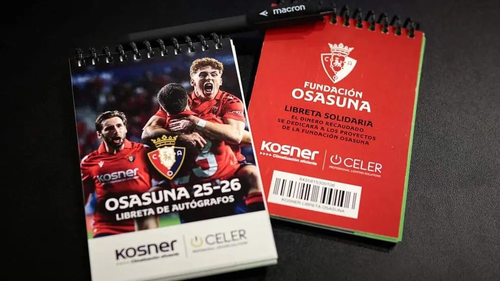 Imagen de la libreta de aut&oacute;grafos que incluye las fotograf&iacute;as de todos los jugadores del primer equipo de Osasuna.