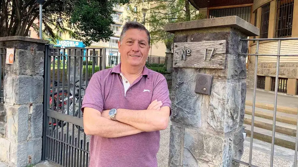 Txema Berruete Cilveti en la puerta de acceso al edificio de RTVE Navarra en Pamplona. Navarra.com