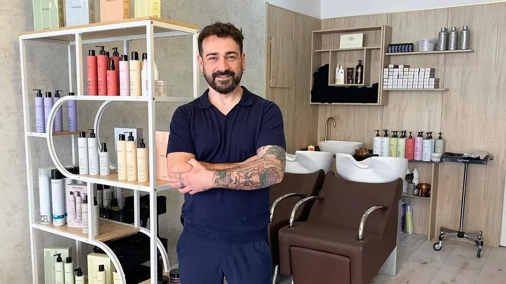 Jes&uacute;s Ballester en su nueva peluquer&iacute;a en el barrio de Iturrama. Navarra.com