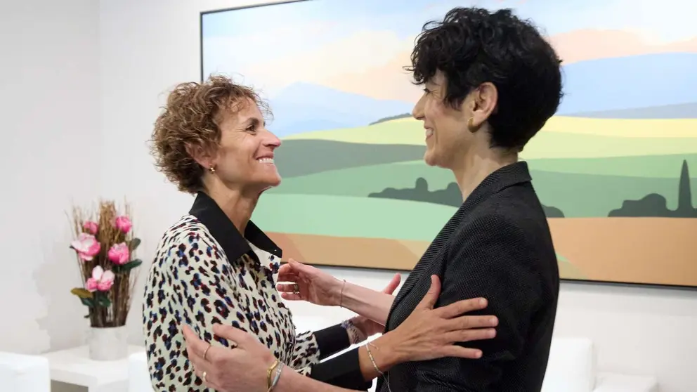 La presidenta de Navarra, Mar&iacute;a Chivite, y la ministra, Elma Saiz, se saludan. GOBIERNO DE NAVARRA