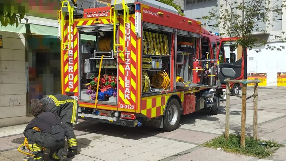 Imagen de la intervenci&oacute;n por el incendio en Pamplona. BOMBEROS DE NAVARRA