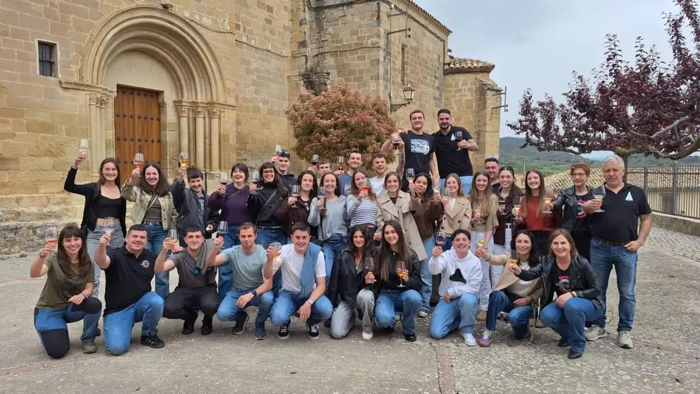 J&oacute;venes participantes en la cata a ciegas de Bodega Eslava. CEDIDA