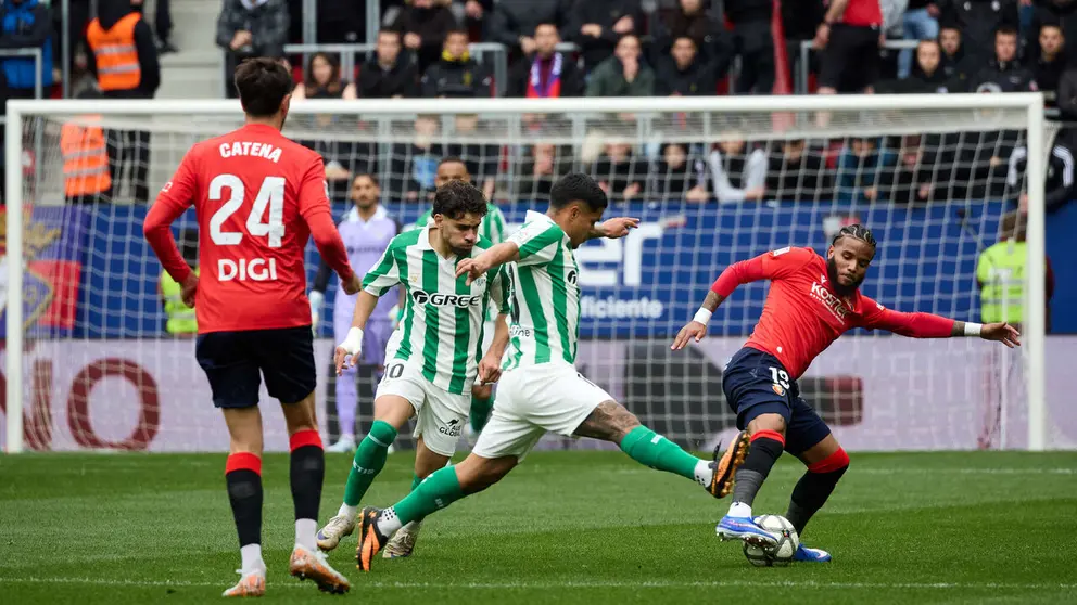 Partido de La Liga EA Sports entre CA Osasuna y Real Betis disputado en el estadio de El Sadar en Pamplona. I&Ntilde;IGO ALZUGARAY