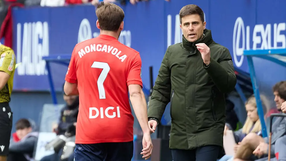 Alessio Lisci (entrenador CA Osasuna) y Jon Moncayola (7. CA Osasuna) durante el partido de La Liga EA Sports entre CA Osasuna y Real Betis disputado en el estadio de El Sadar en Pamplona. I&Ntilde;IGO ALZUGARAY