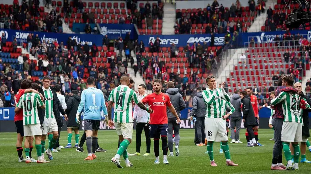 Jugadores de Osasuna y Betis, al t&eacute;rmino del partido en el estadio de El Sadar en Pamplona. I&Ntilde;IGO ALZUGARAY
