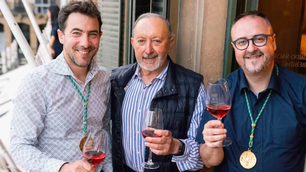David Lera y Javier Adot junto a Mikel Ceberio (presidente de la Asociaci&oacute;n de Sumilleres de Navarra: IBAI ABAURREA