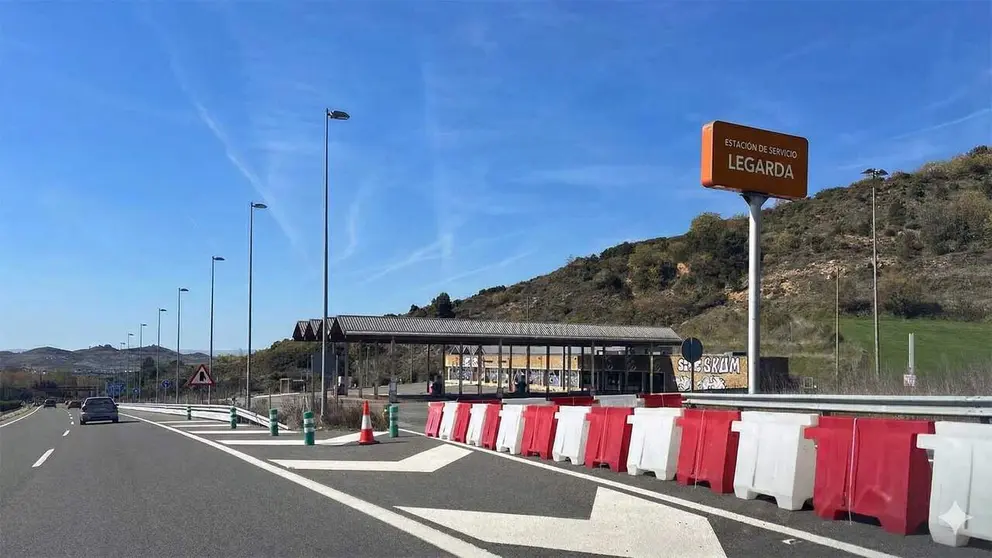 Estaci&oacute;n de servicio de Legarda, en la autov&iacute;a del Camino, actualmente cerrada.