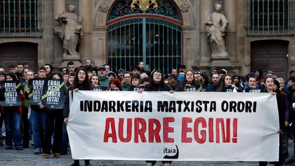 Integrantes del movimiento feminista Itaia se han concentrado este lunes frente al Ayuntamiento de Pamplona para denunciar la muerte de una mujer que este domingo se precipit&oacute; desde un tercer piso en el barrio de San Jorge, en Pamplona, y por la que se ha detenido a un hombre que se hab&iacute;a saltado una orden de alejamiento. El colectivo, que asume la muerte como un caso de asesinato machista, ha reclamado, en una concentraci&oacute;n frente al Ayuntamiento de Pamplona, una respuesta firme frente a la violencia contra las mujeres. EFE/ Jes&uacute;s Diges