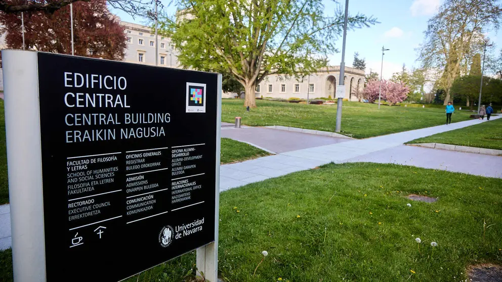 Campus de la Universidad de Navarra. Edificio Central. I&Ntilde;IGO ALZUGARAY