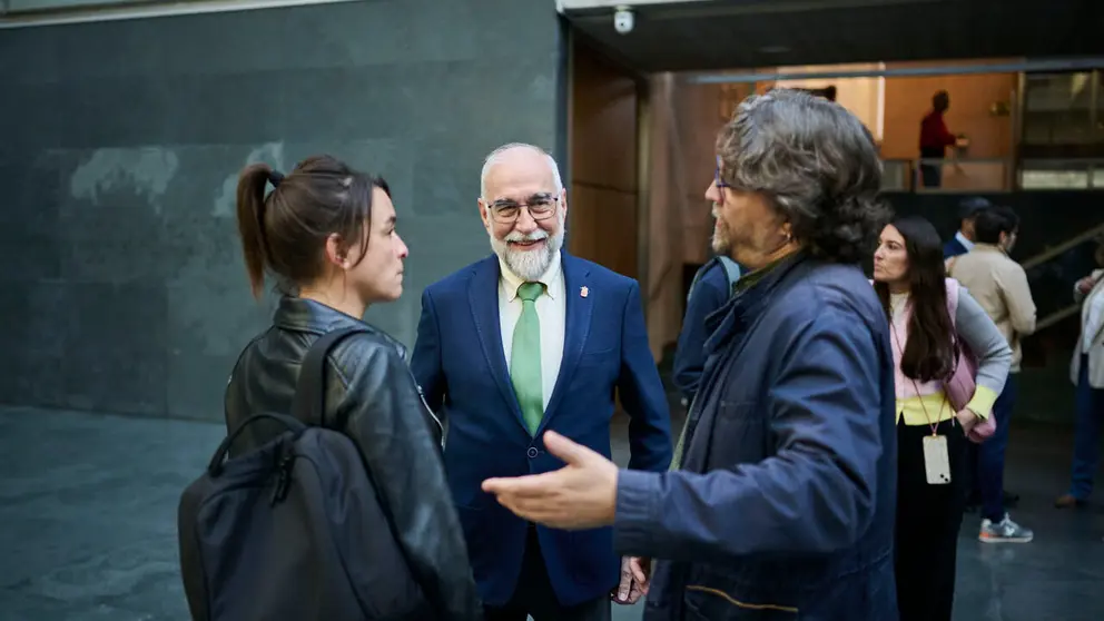 Fernando Dom&iacute;nguez, consejero de Salud, junto a Bego&ntilde;a Alfaro, consejera de Vivienda, y Daniel L&oacute;pez, de Contigo Navarra, durante el Pleno del Parlamento de Navarra. PABLO LASAOSA