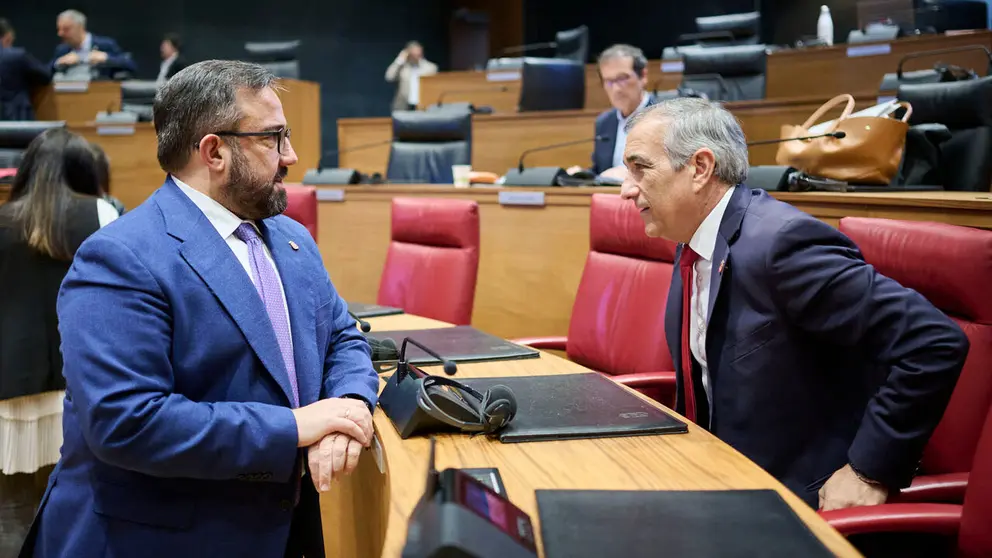 Javier Rem&iacute;rez, vicepresidente del Gobierno de Navarra, junto a &Oacute;scar Chivite, consejero de Cohesi&oacute;n Territorial, durante el Pleno del Parlamento de Navarra. PABLO LASAOSA