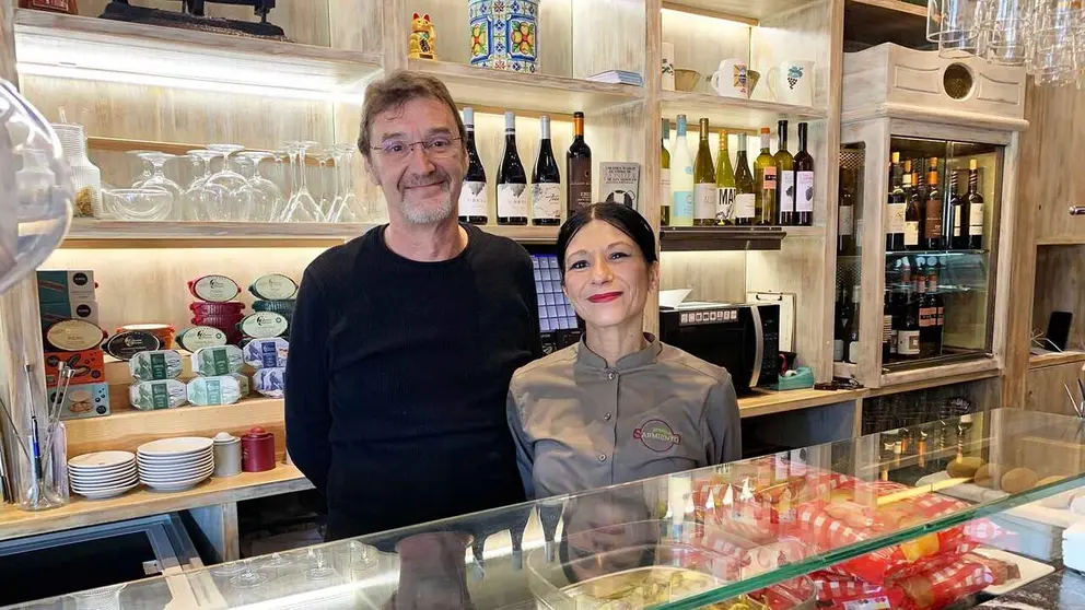 Javier Bellver y su empleada Araceli en el bar restaurante Sarmiento de Pamplona. Navarra.com