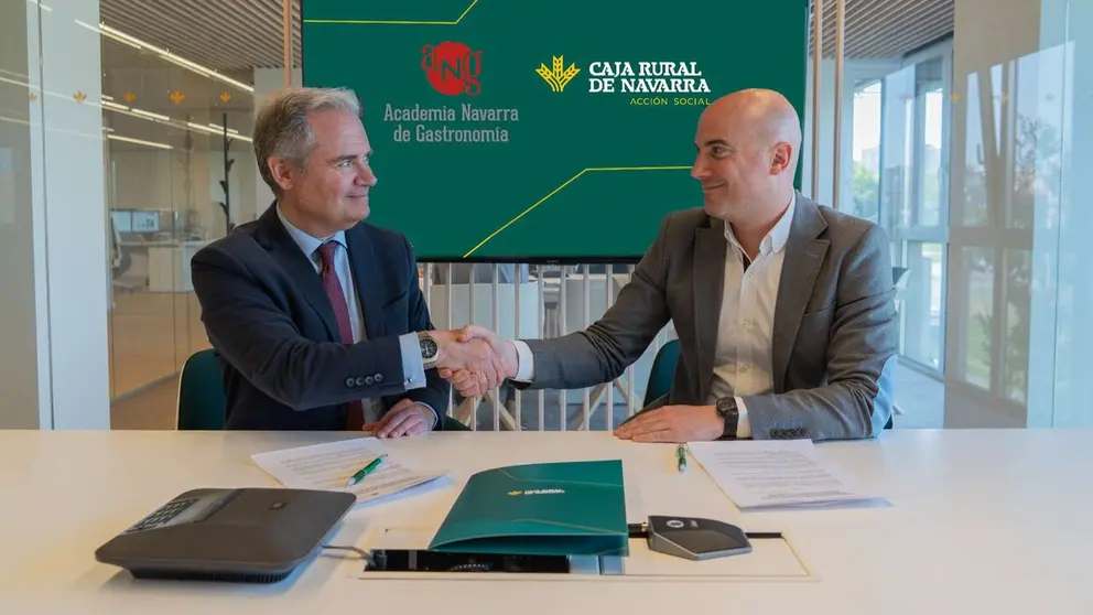 Momento de la firma del acuerdo. CEDIDA