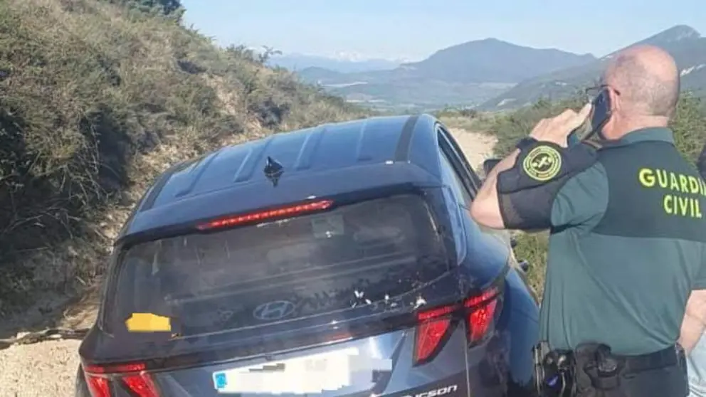 Imagen del veh&iacute;culo siniestrado en el Perd&oacute;na. GUARDIA CIVIL DE NAVARRA