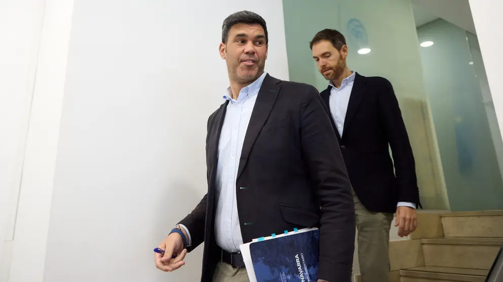 El presidente del PPN, Javier Garc&iacute;a, y el secretario general, Sergio Sayas, presentan la proposici&oacute;n de ley con el nuevo modelo que el PP plantea para la renta garantizada en Navarra. I&Ntilde;IGO ALZUGARAY