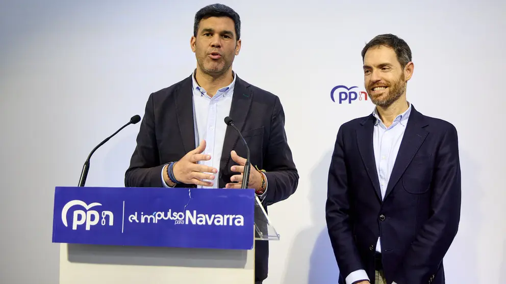 El presidente del PPN, Javier Garc&iacute;a, y el secretario general, Sergio Sayas, presentan la proposici&oacute;n de ley con el nuevo modelo que el PP plantea para la renta garantizada en Navarra. I&Ntilde;IGO ALZUGARAY